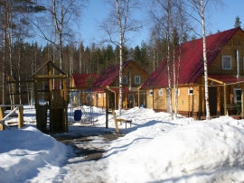 Вид на детскую площадку зимой